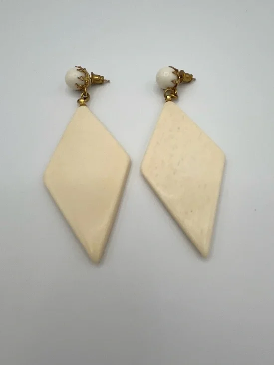 Vintage Miriam Haskell New Old Stock Cream Resin Necklace and 14kt Gold Earrings - Picture 8 of 11